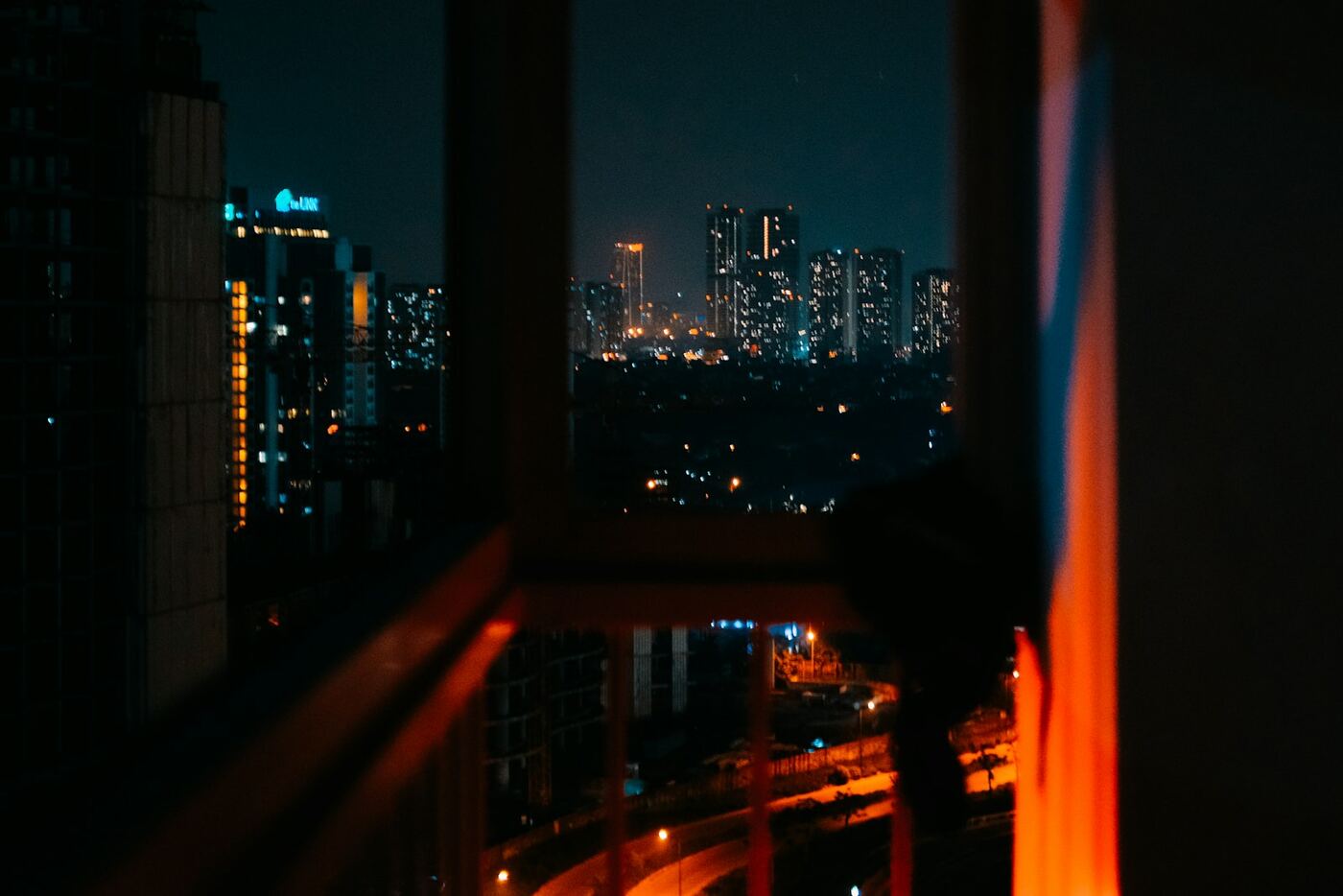 Gece şehir ışıklarına bakan bir pencere