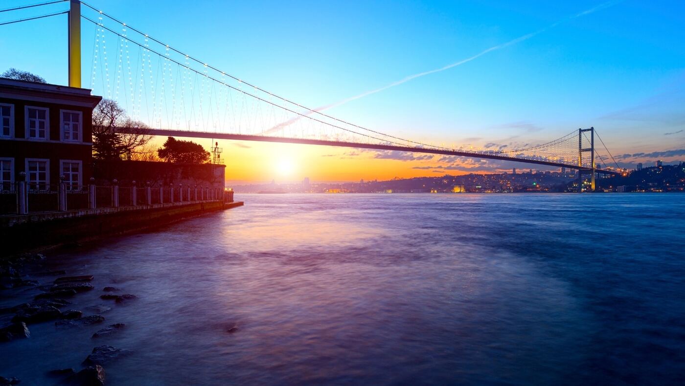 Gün batımında Boğaz ve köprü