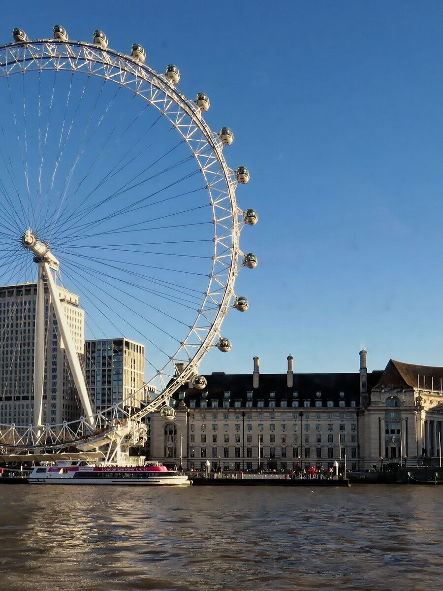 Thames kıyısında Londra silueti