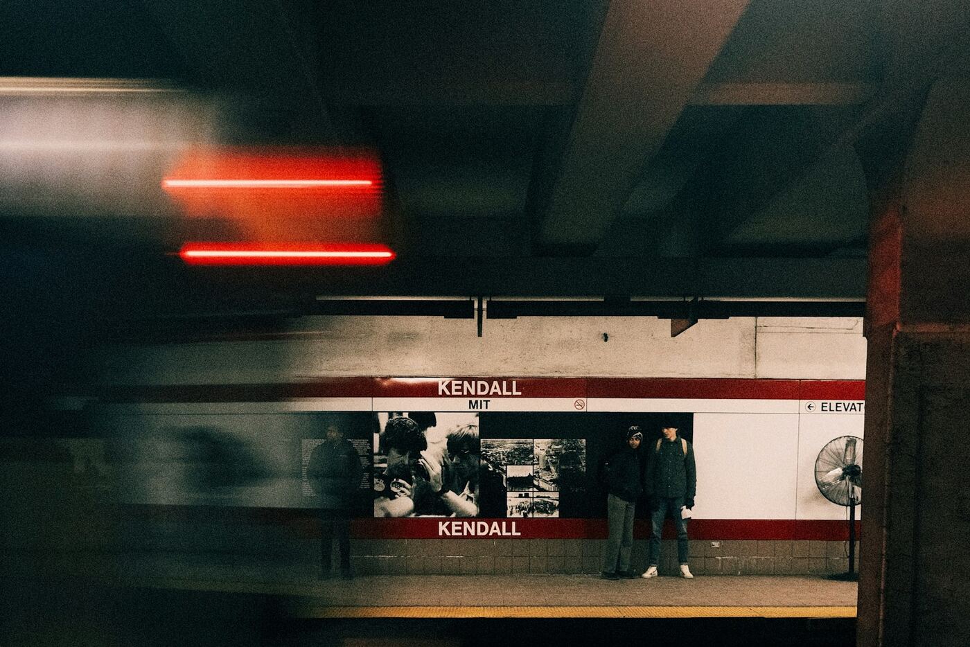 Hareket hâlindeki bir metro istasyonu