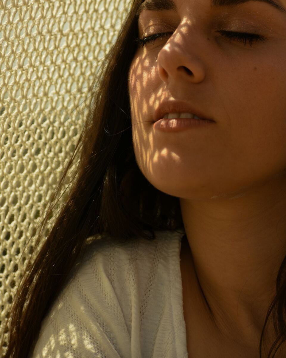 Işık gölgesinde dinlenen bir kişi